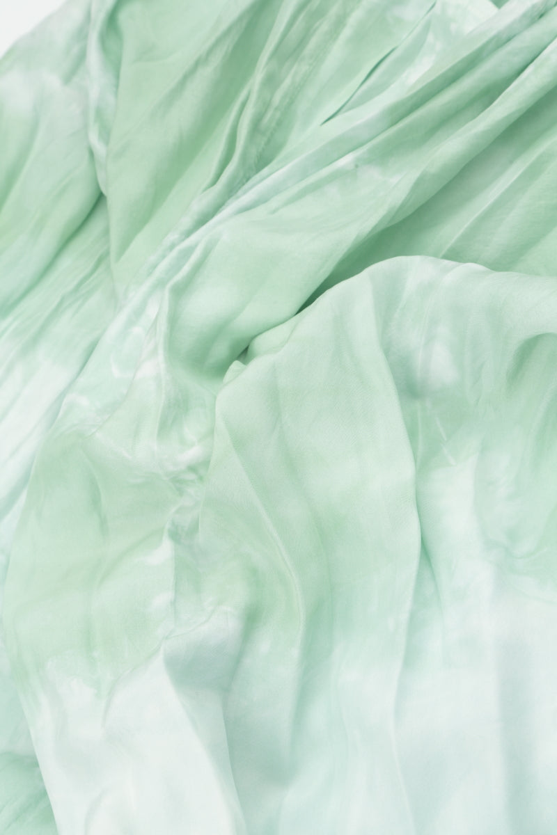 Ballonkleid aus zerknitterter Seide in Meernebel-Farbe