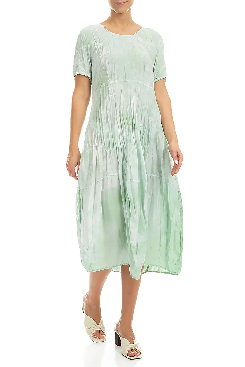 Ballonkleid aus zerknitterter Seide in Meernebel-Farbe