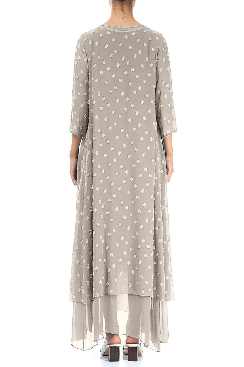 Robe longue en soie beige à pois