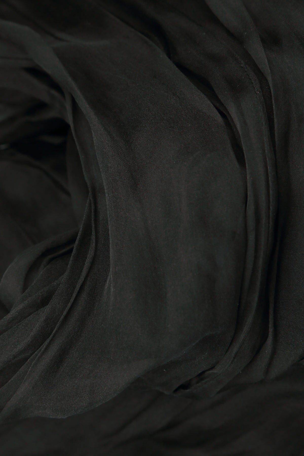 Robe en mousseline de soie froissée noire