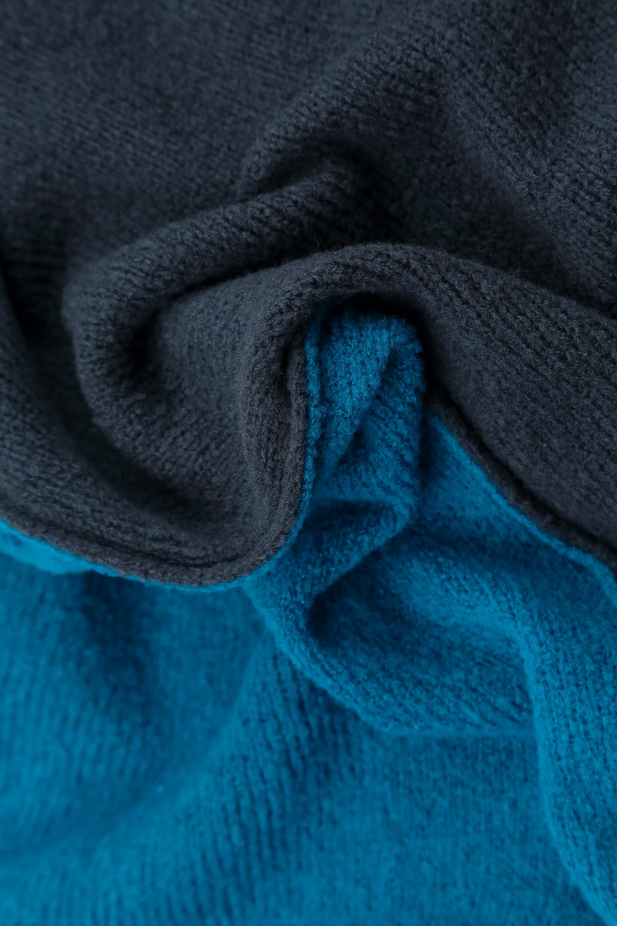 Kastiger Wollpullover in Navy und Azurblau mit Colour-Blocking