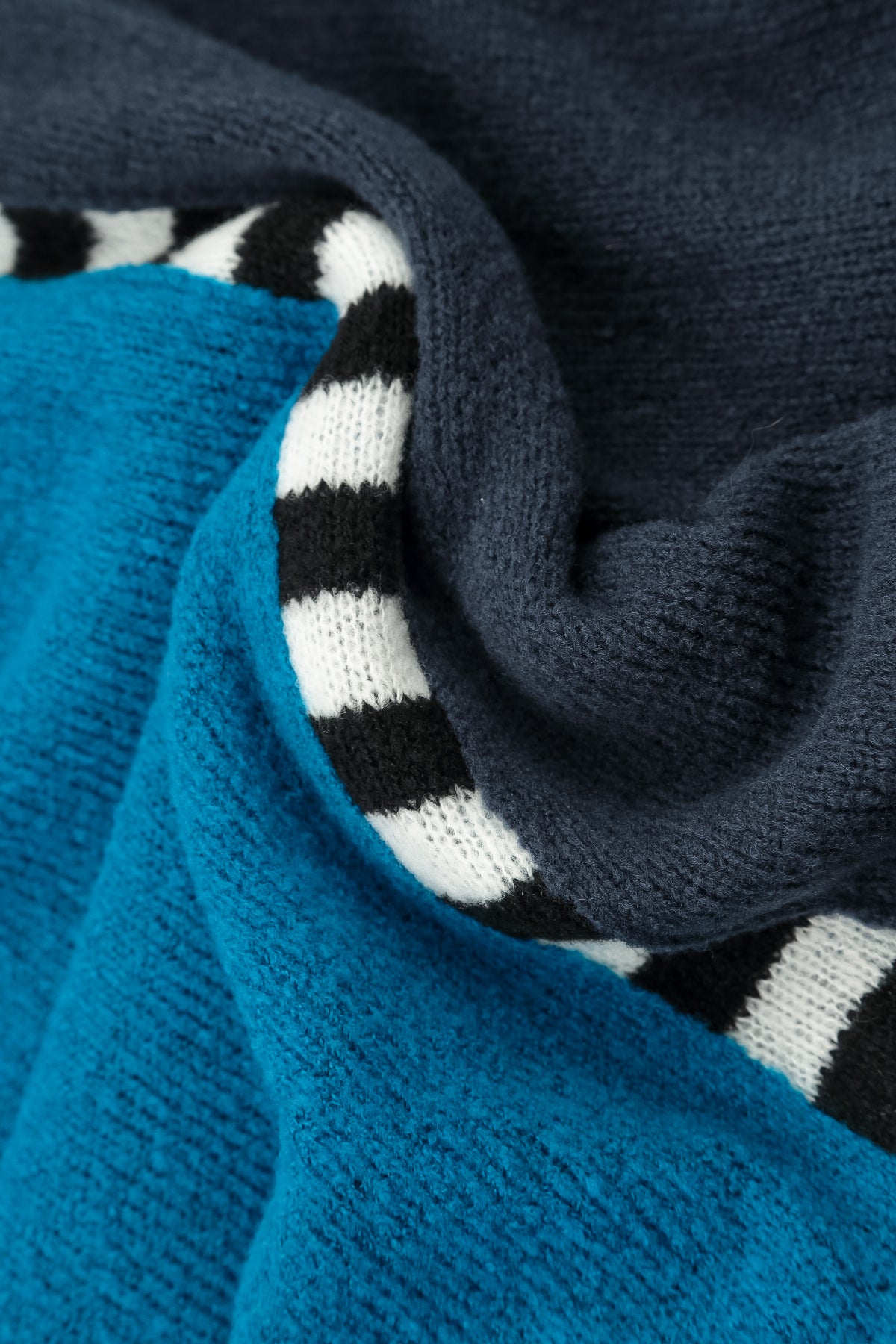 Kastiger Wollpullover in Navy und Azurblau mit Colour-Blocking