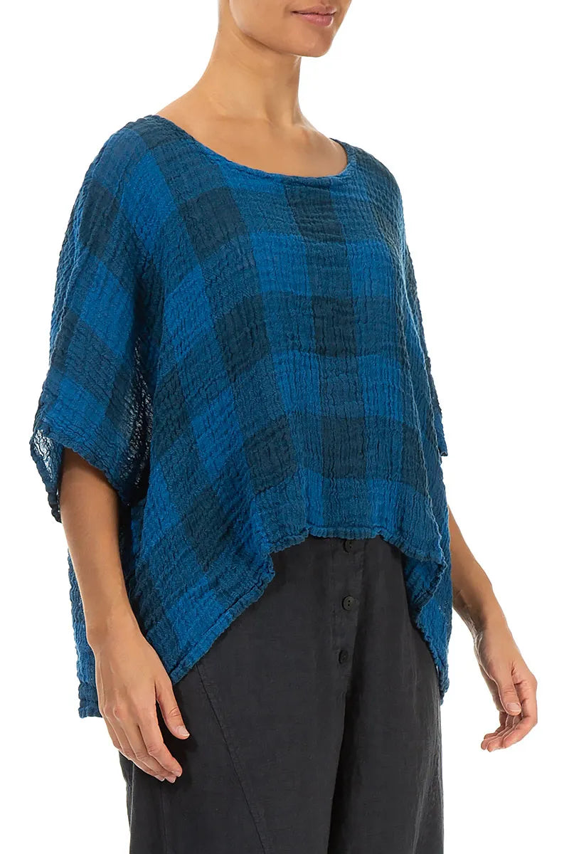 Kastenförmig geschnittene, großkarierte Bluse aus kobaltblauem Leinen-Gaze