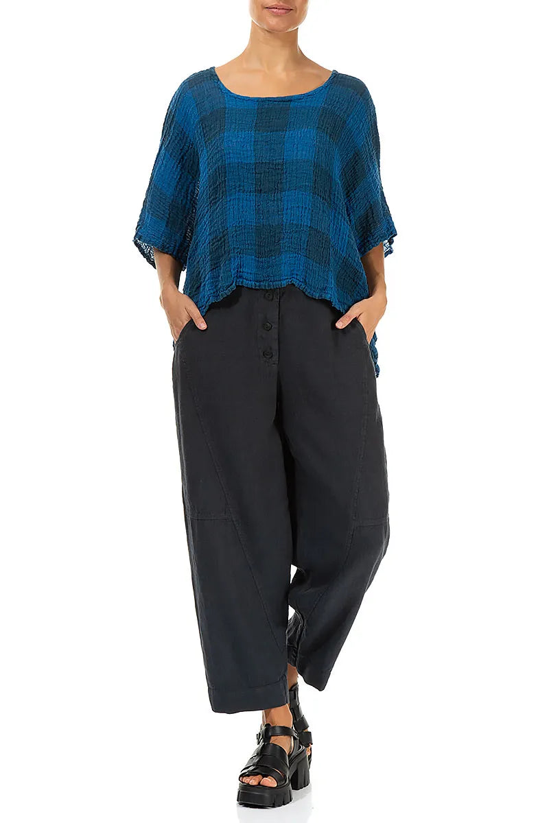 Kastenförmig geschnittene, großkarierte Bluse aus kobaltblauem Leinen-Gaze