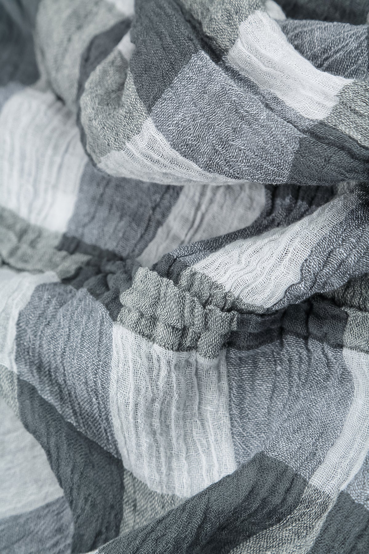 Kastenförmig geschnittene Bluse aus weißem Leinen mit großem Karomuster