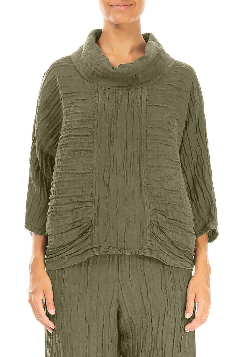 Bluse aus geknitterter Seide mit Wasserfallausschnitt und Waldnebel-Muster