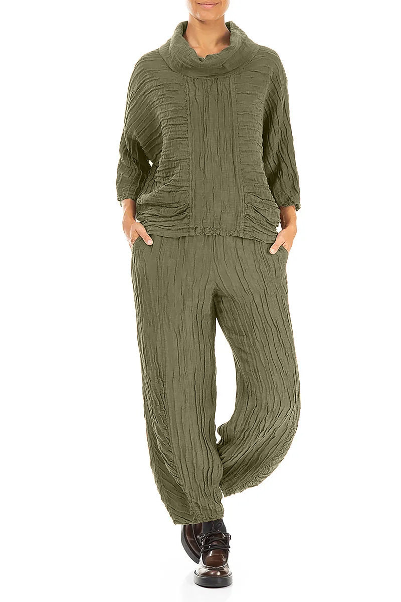 Bluse aus geknitterter Seide mit Wasserfallausschnitt und Waldnebel-Muster