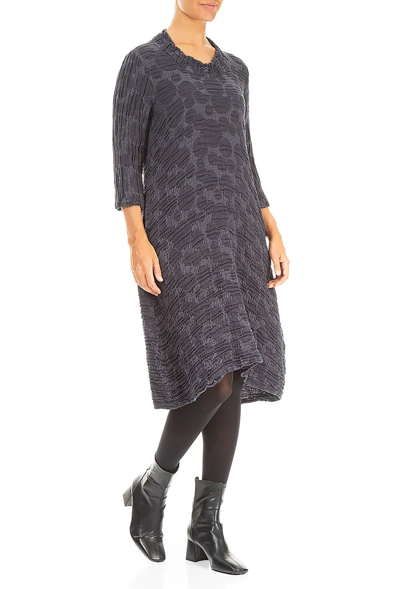 Schieferblaues Seiden-Leinenkleid mit kurzen Ärmeln und Kreismuster