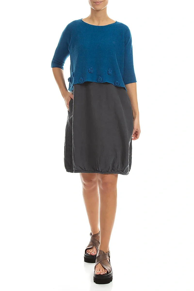 Pull en lin bleu cobalt orné de fleurs