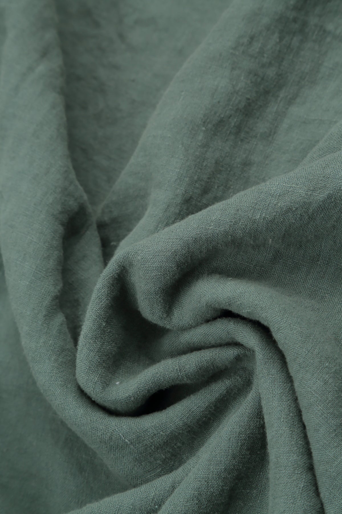 Salbeigrünes Latzkleid aus Leinen