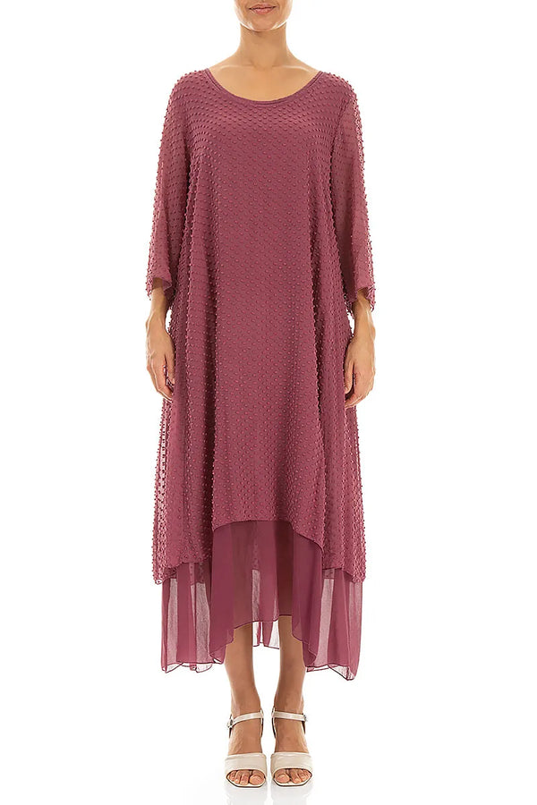 Robe en soie rubis antique à pois superposés