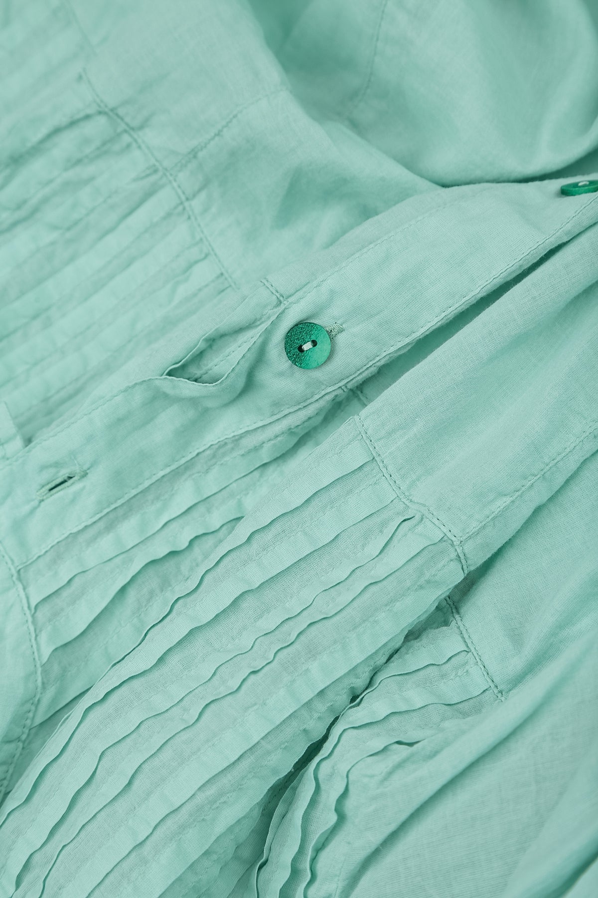 Längeres, mintfarbenes Baumwollhemd