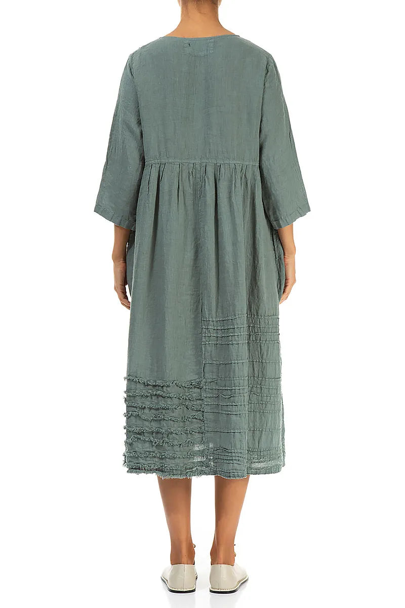 Leinenkleid in Salbei mit Abnähern und ausgefranstem Saum