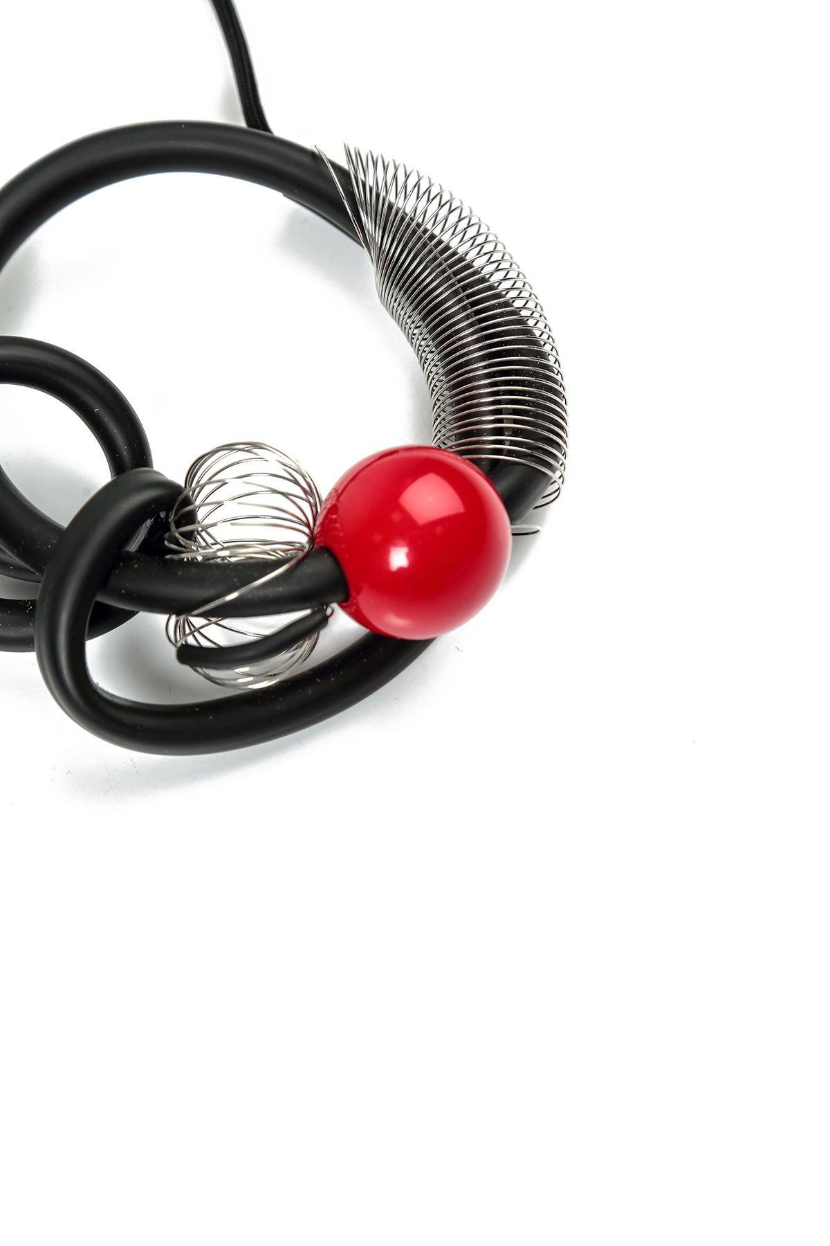 Collier en spirale métallique à sphère rouge