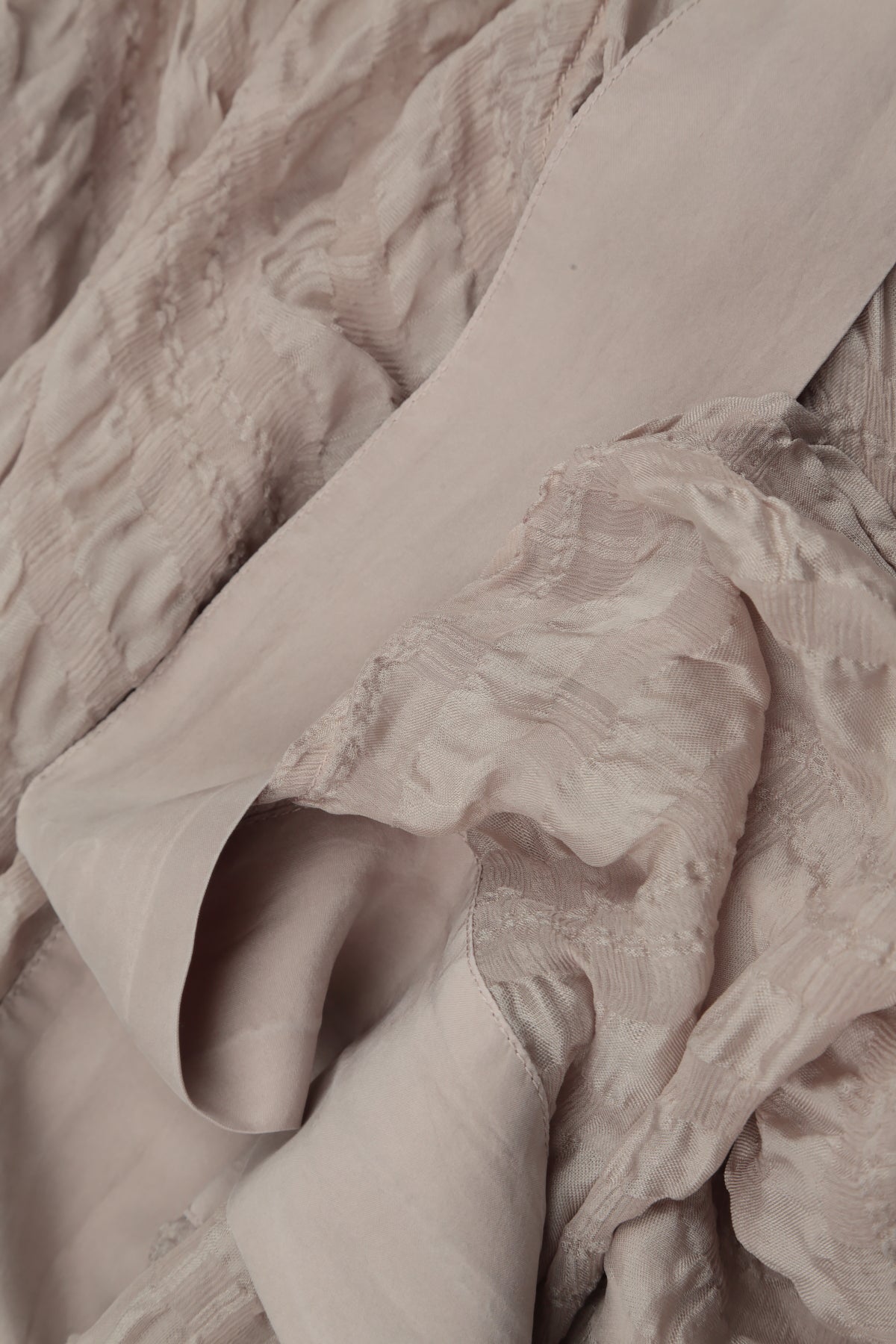 Beige Strukturierte Seidenjacke zum Binden