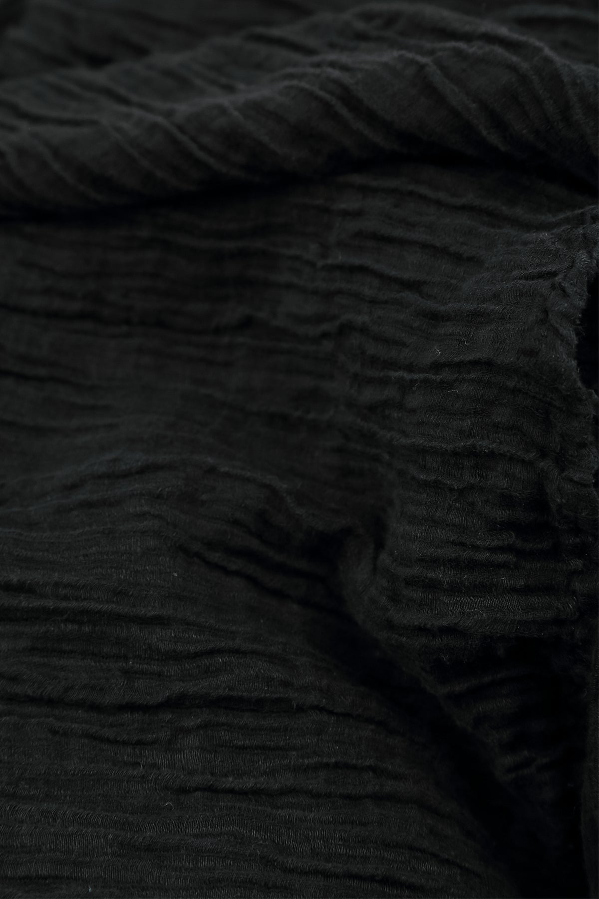 Locker offene, knittrige schwarze Seidenjacke
