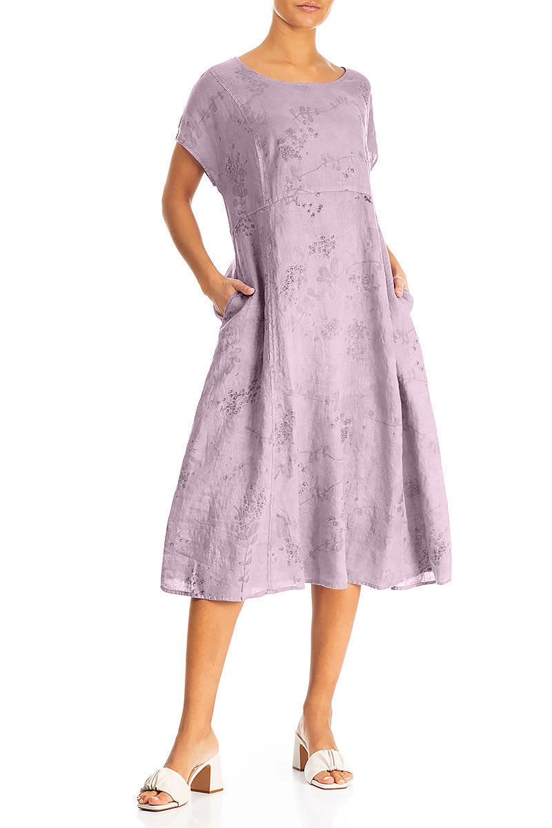 Kurzärmliges Leinenkleid mit Fliederblüten