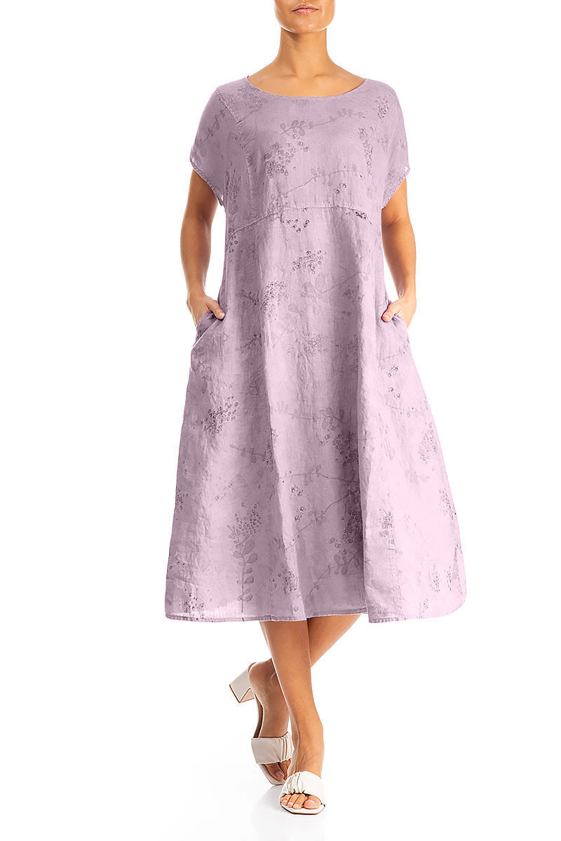 Kurzärmliges Leinenkleid mit Fliederblüten