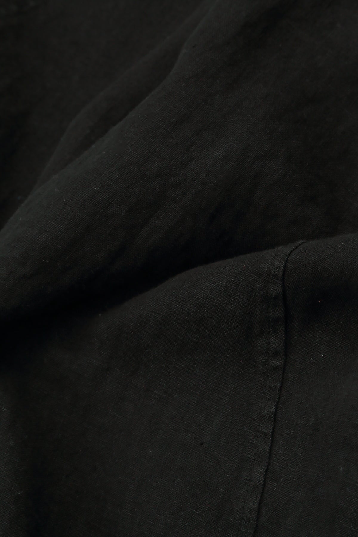 Ärmelloses schwarzes Leinenkleid mit Biesen