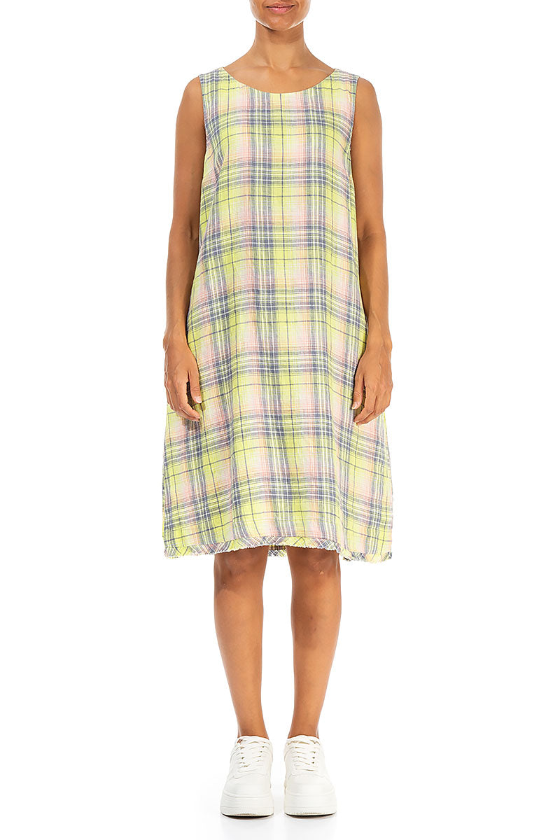 Ärmelloses kariertes Leinenkleid in Limettengrün
