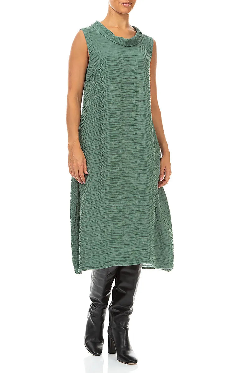 Ärmelloses Kleid aus geknautschter Salbeigrün-Seide mit Wasserfallausschnitt