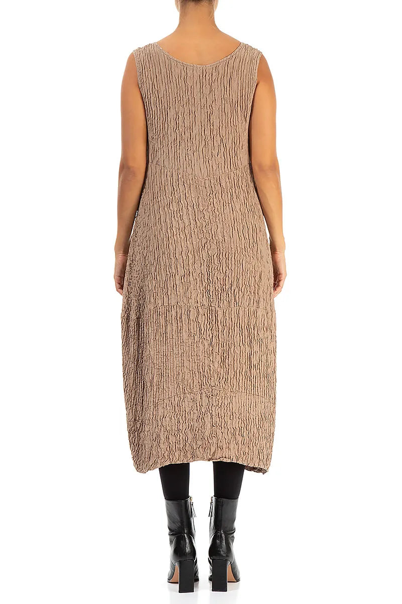 Robe sans manches en soie froissée couleur moka