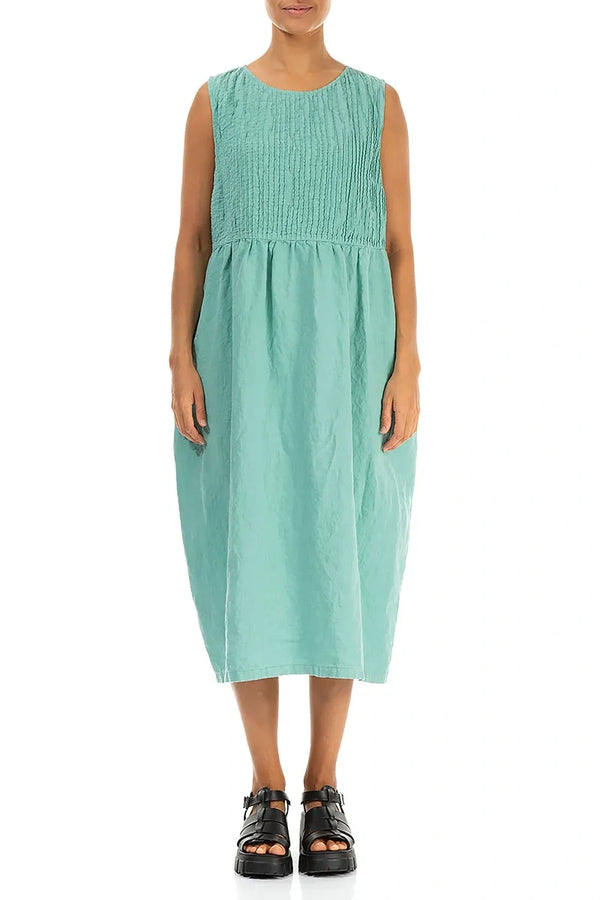 Robe en lin vert menthe sans manches à plis nervurés