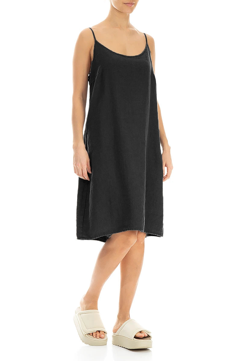 Trägerkleid aus schwarzem Leinen