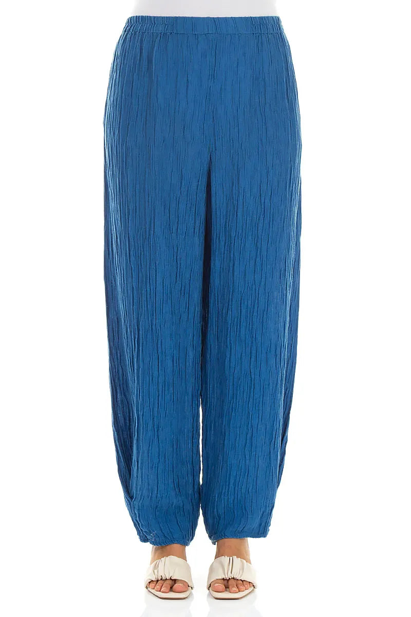 Pantalon fuselé en soie froissée bleu cobalt