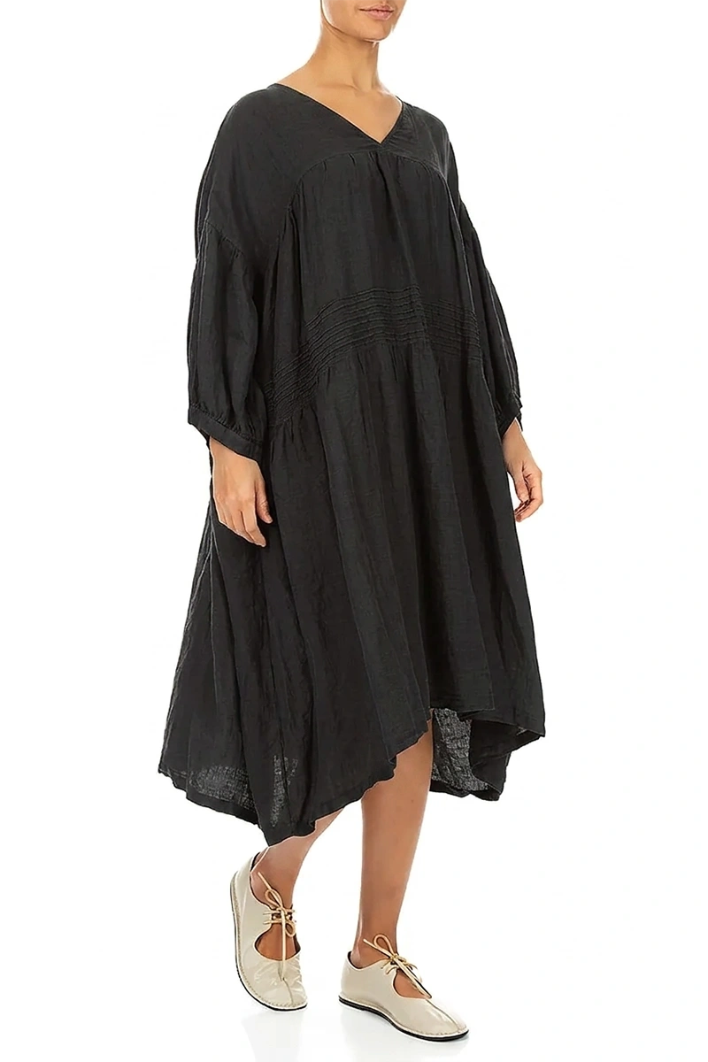 V-Ausschnitt schwarzes Pintuck-Leinenkleid