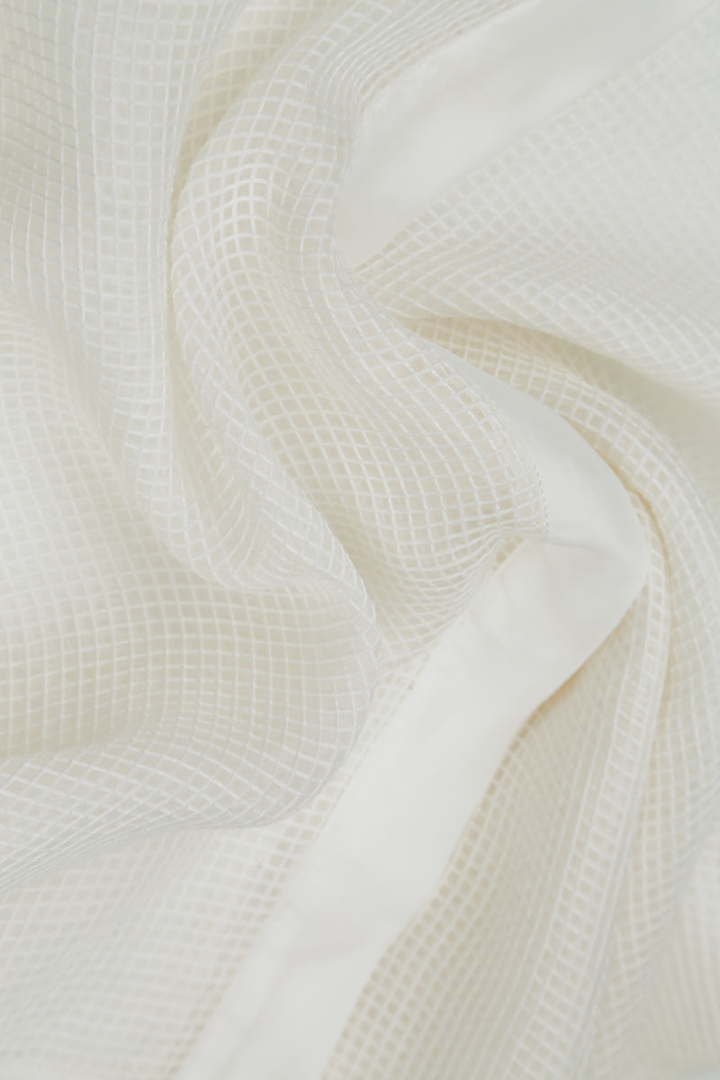 Weiße Seidenjacke mit mittiger Knopfleiste und Mesh-Einsätzen