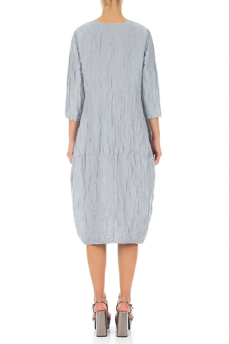 Robe en lin et soie gris argenté froissée à volants