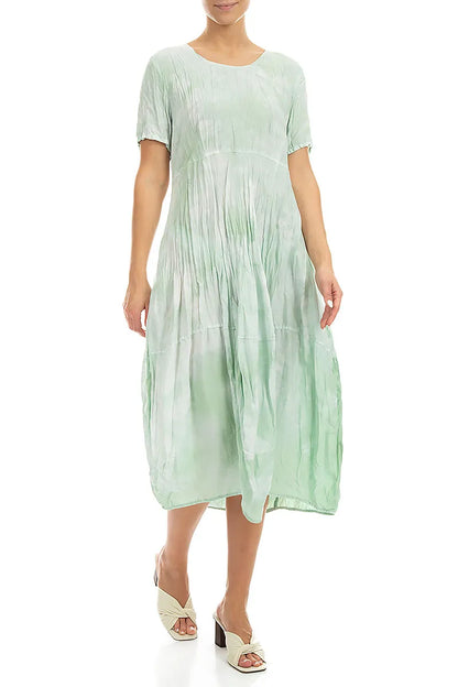 Ballonkleid aus zerknitterter Seide in Meernebel-Farbe