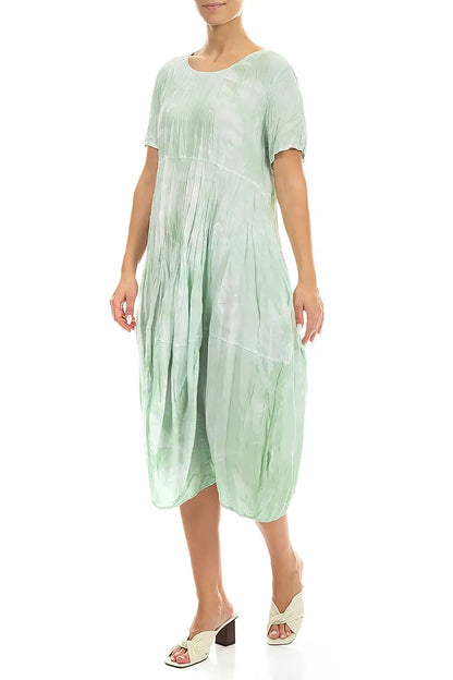 Ballonkleid aus zerknitterter Seide in Meernebel-Farbe