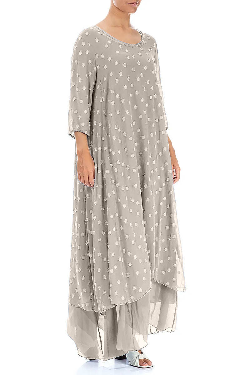 Robe longue en soie beige à pois