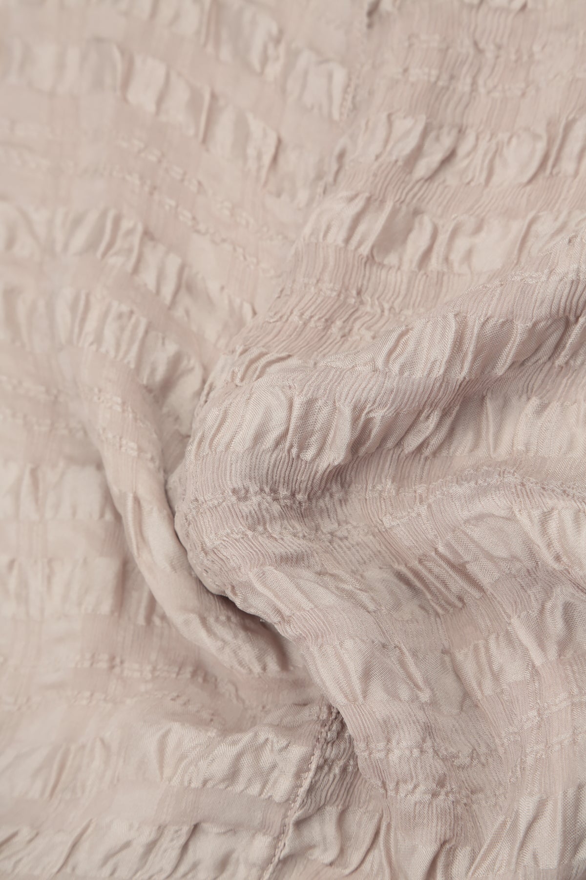 Beigefarbener, leicht strukturierter Seidenschal