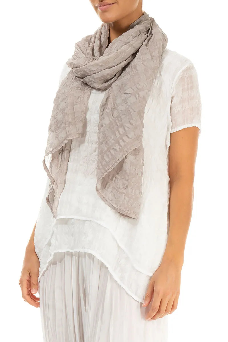 Beigefarbener, leicht strukturierter Seidenschal