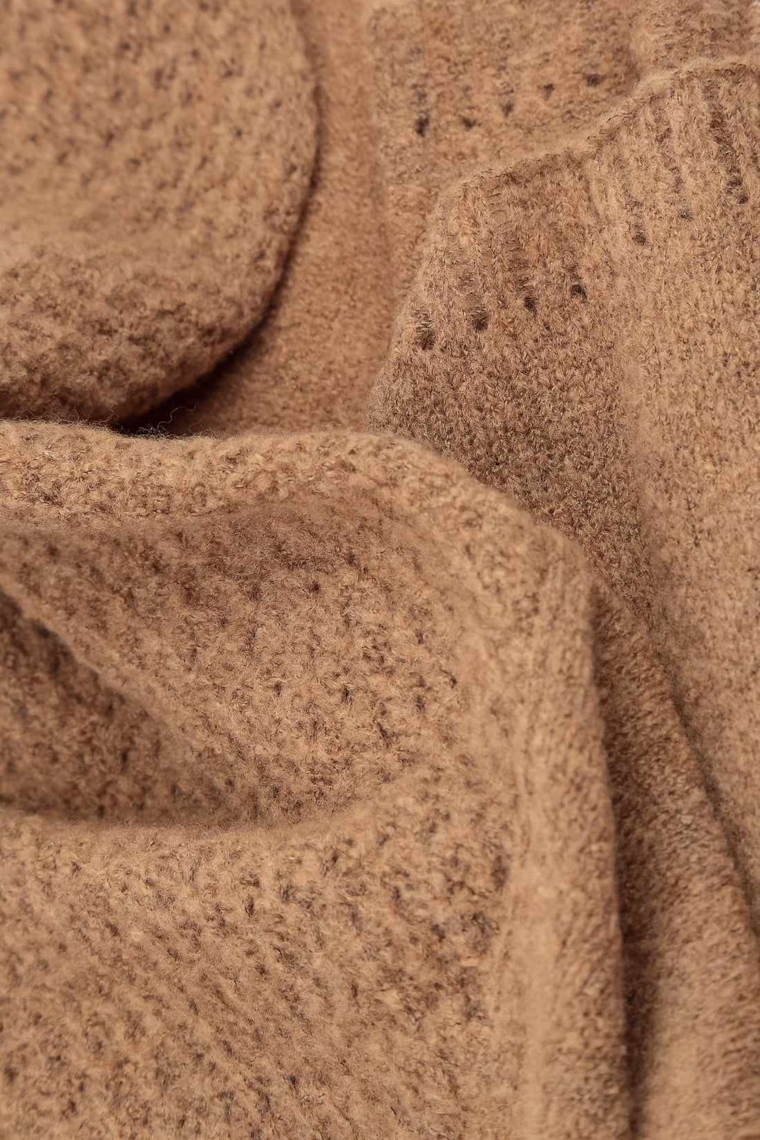 Kastanienbrauner Wollpullover mit kastigem Schnitt und Wasserfallausschnitt