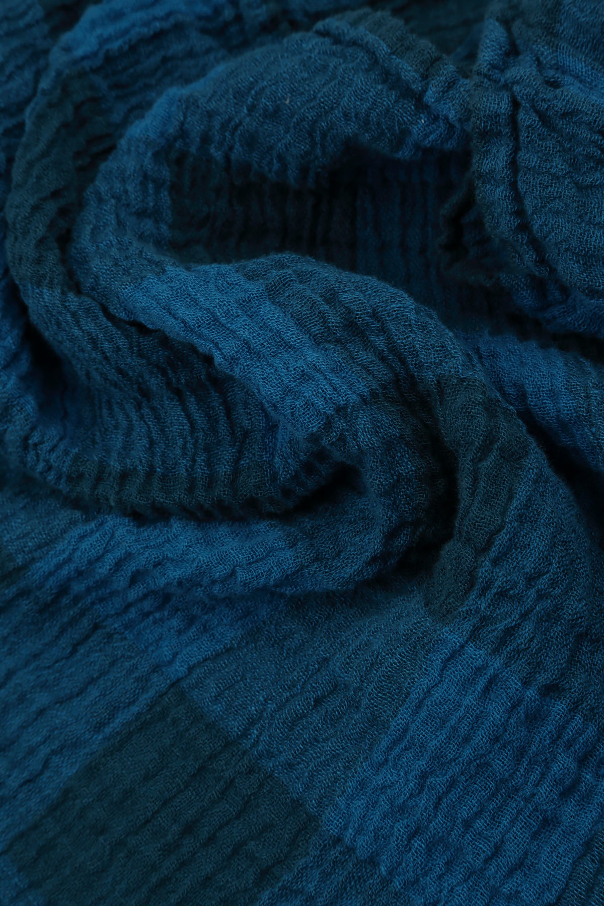 Kastenförmig geschnittene, großkarierte Bluse aus kobaltblauem Leinen-Gaze