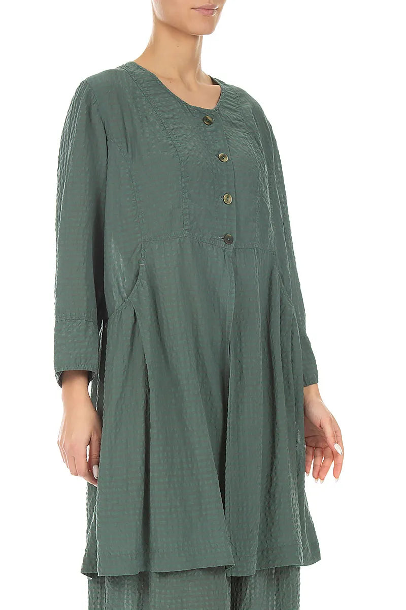 Geknöpfte, salbeigrüne Seidenjacke mit Strukturmuster
