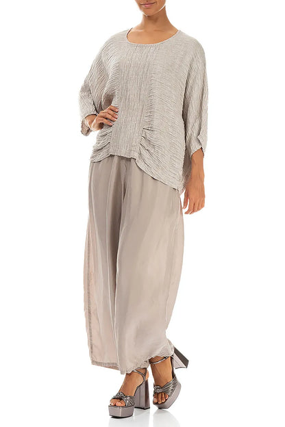 Beige Seidenbluse mit Wasserfallausschnitt und Knittereffekt