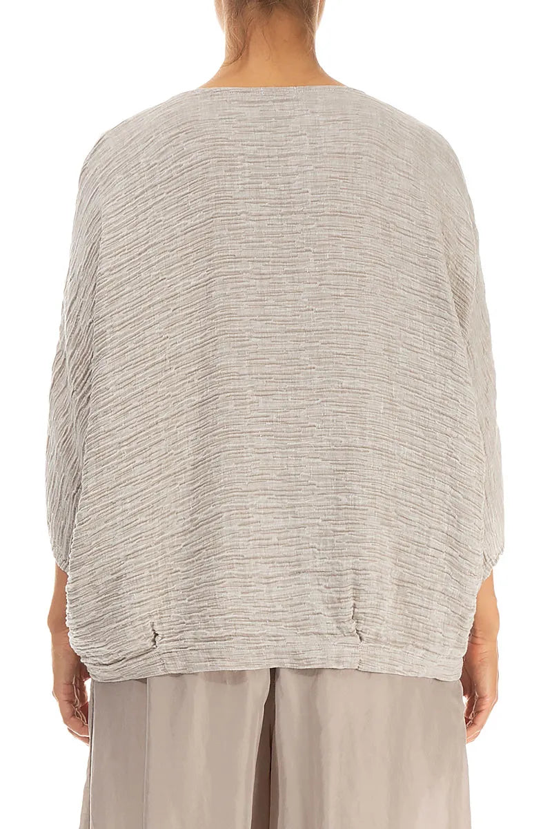 Beige Seidenbluse mit Wasserfallausschnitt und Knittereffekt