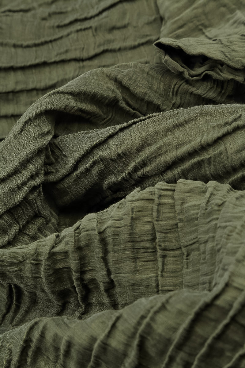 Bluse aus geknitterter Seide mit Wasserfallausschnitt und Waldnebel-Muster