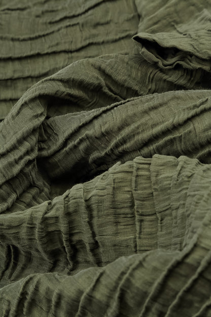 Bluse aus geknitterter Seide mit Wasserfallausschnitt und Waldnebel-Muster