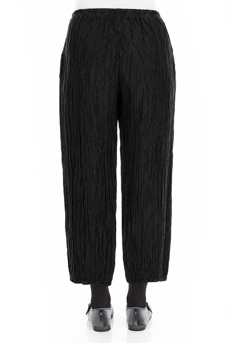 Taper Cropped-Hose aus schwarzem Seidenleinen in Knitteroptik