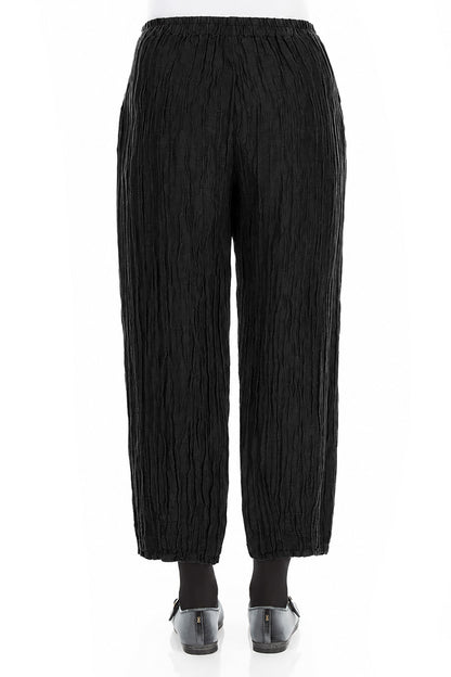 Taper Cropped-Hose aus schwarzem Seidenleinen in Knitteroptik