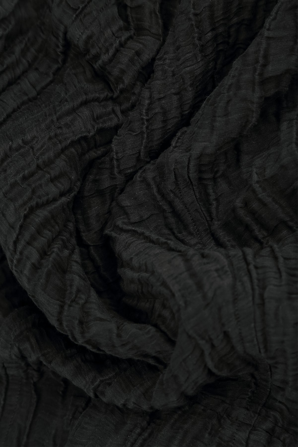 Taper Cropped-Hose aus schwarzem Seidenleinen in Knitteroptik