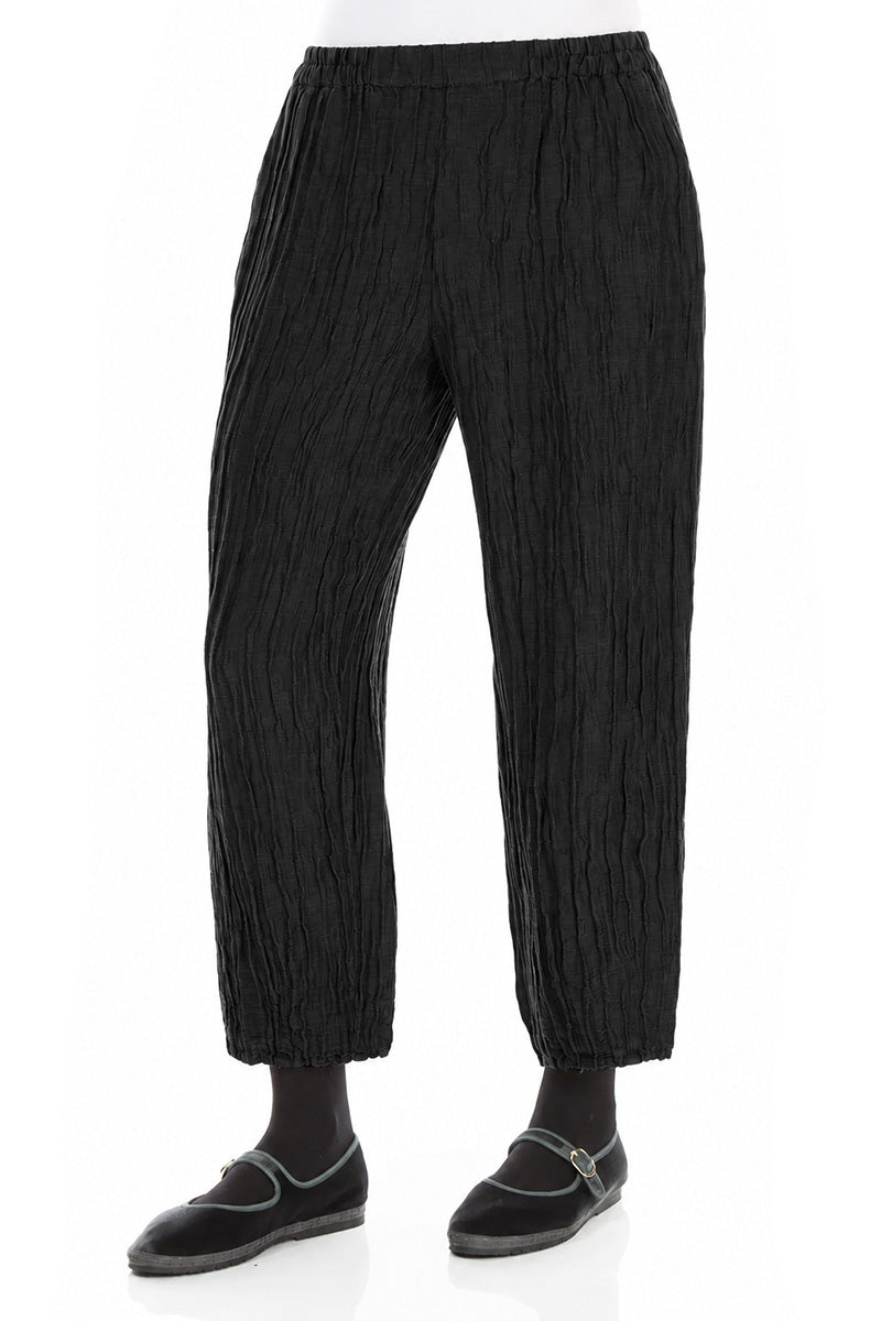 Taper Cropped-Hose aus schwarzem Seidenleinen in Knitteroptik