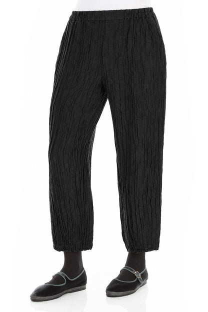 Taper Cropped-Hose aus schwarzem Seidenleinen in Knitteroptik