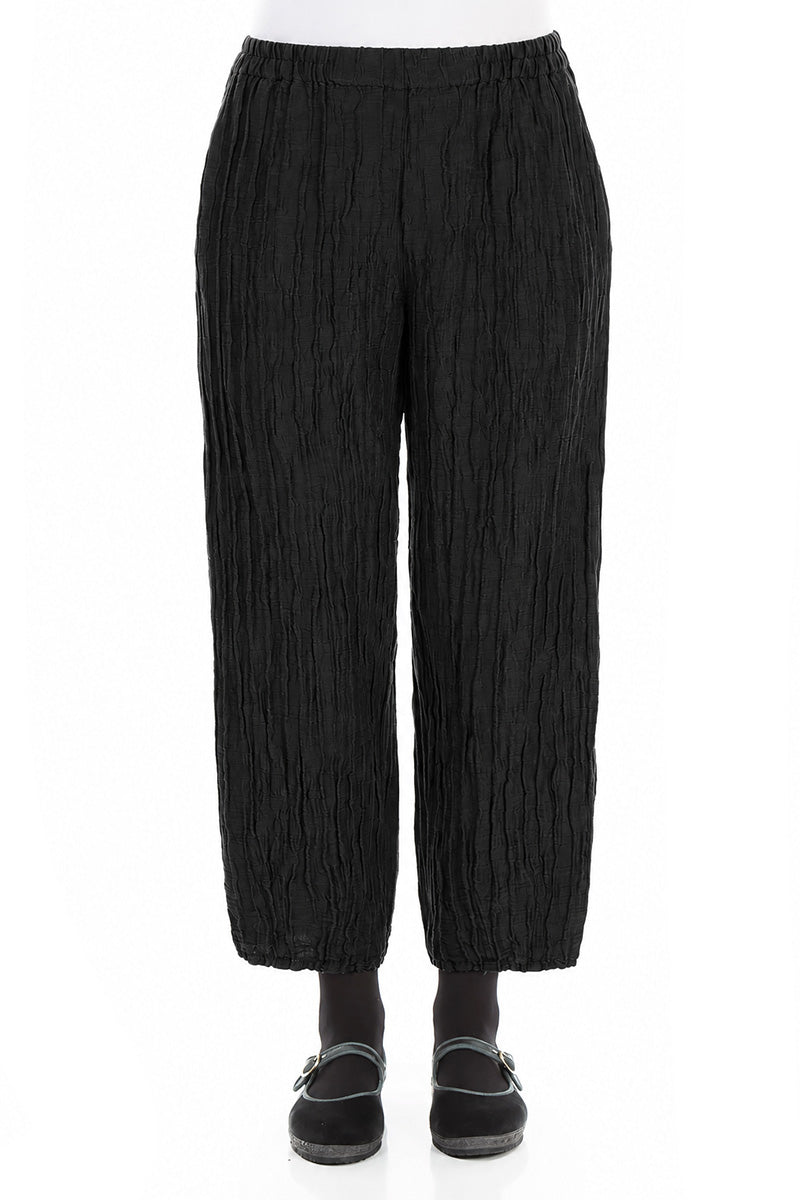 Taper Cropped-Hose aus schwarzem Seidenleinen in Knitteroptik